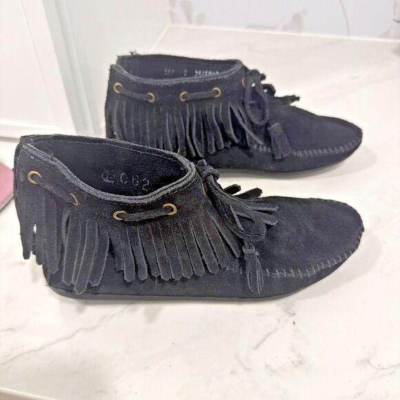 Minnetonka Classic Fringe Black Suede Ankle Boots Back Zipper EUC 7 - Picture 2 of 7